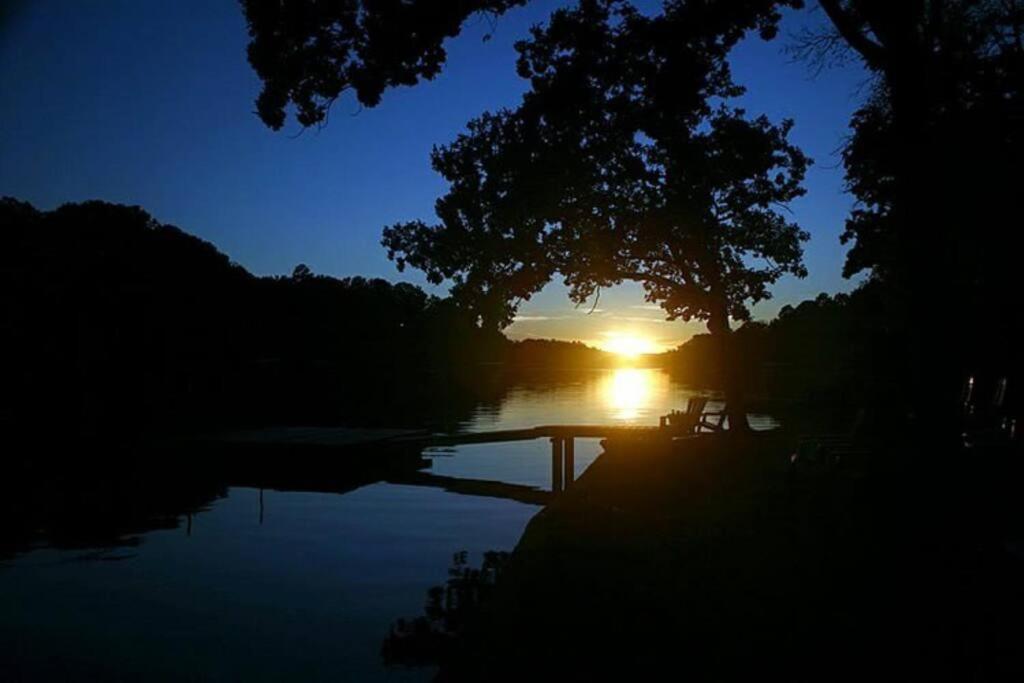 #02 - Unique Lakeside Studio Cottage- Pet Friendly Hot Springs Ngoại thất bức ảnh