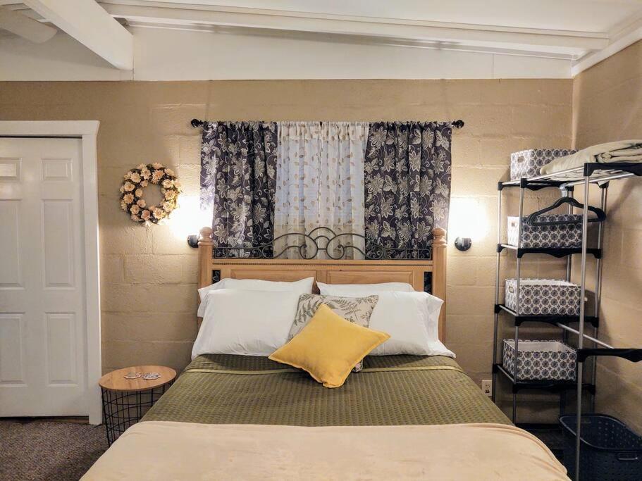 #02 - Unique Lakeside Studio Cottage- Pet Friendly Hot Springs Ngoại thất bức ảnh